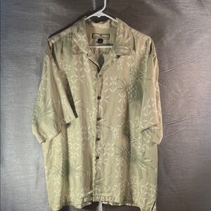 Tommy Bahama Men Cream and khaki green Hawaiian 100% Silk Shirt Size L.